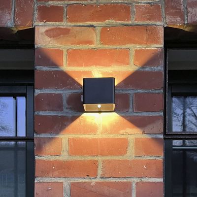 Brilliant LED outdoor wall lamp Iseo, black, width 10 cm, sensor