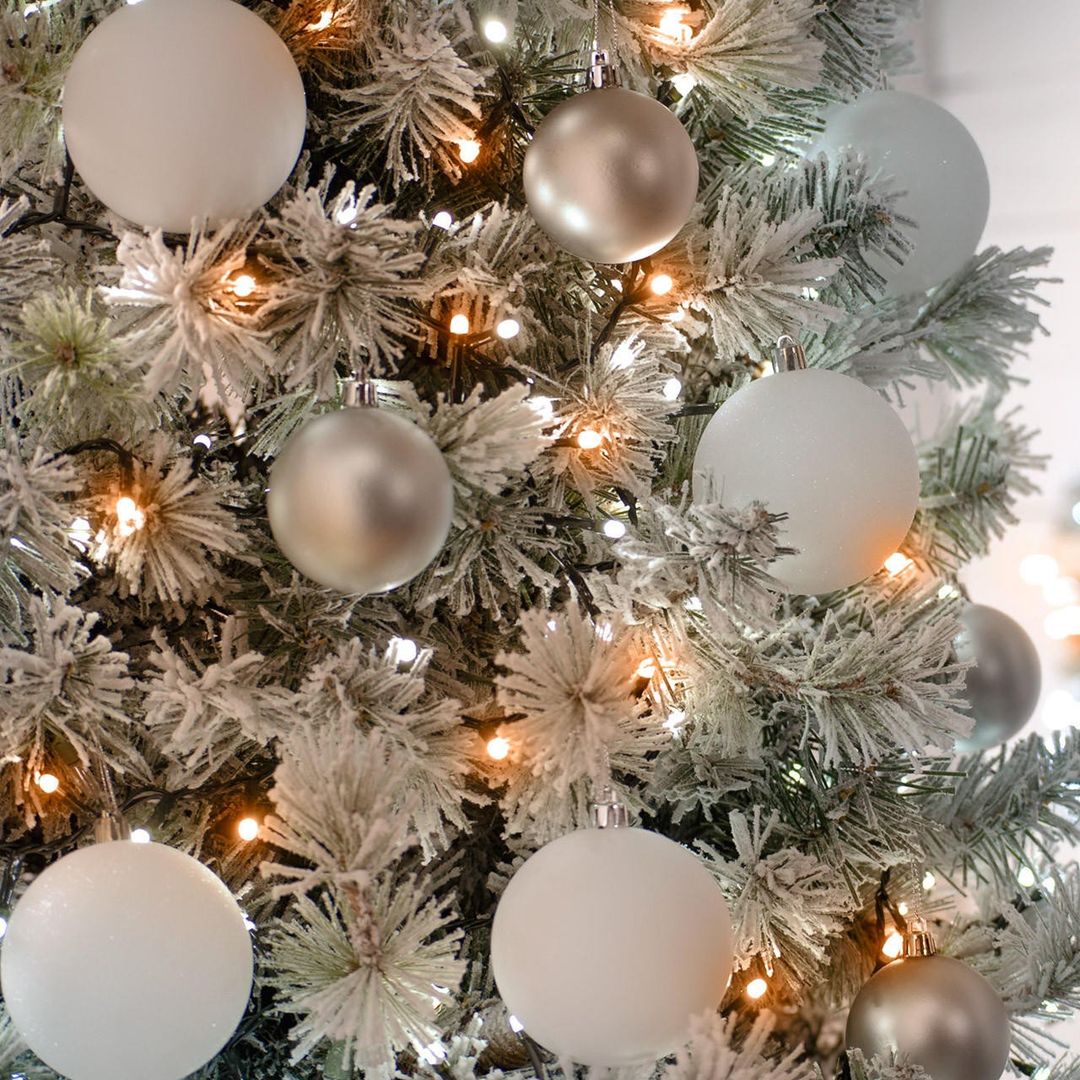 Festive Indoor & Outdoor 5ft Christmas Tree Glow-Worm Lights 500 White & Warm White LEDs - Image 1