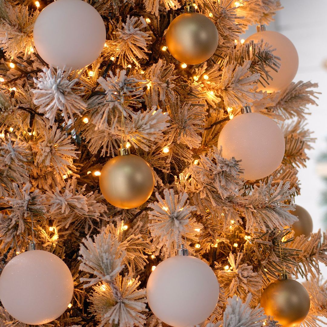 Festive Indoor & Outdoor Flickering 5ft Christmas Tree Lights 500 Antique Gold LEDs - Image 1