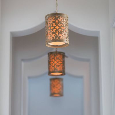 HINKLEY Carabel -hanging light with an antique look