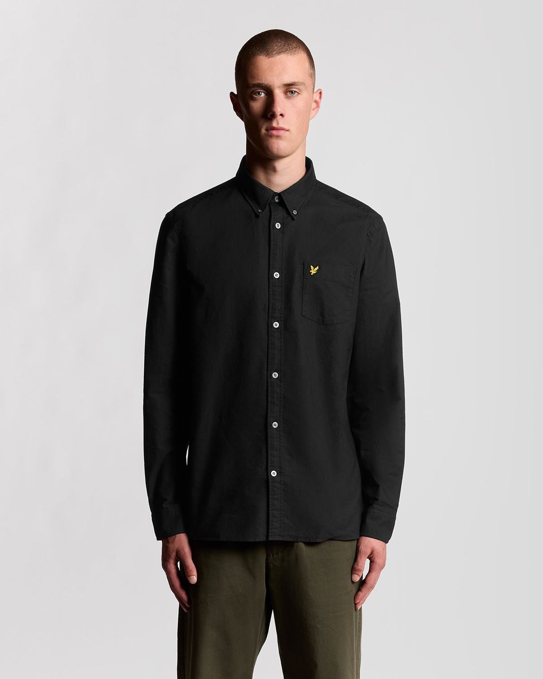 Lyle & Scott Men's Cotton Oxford Shirt in Jet Black - Image 1