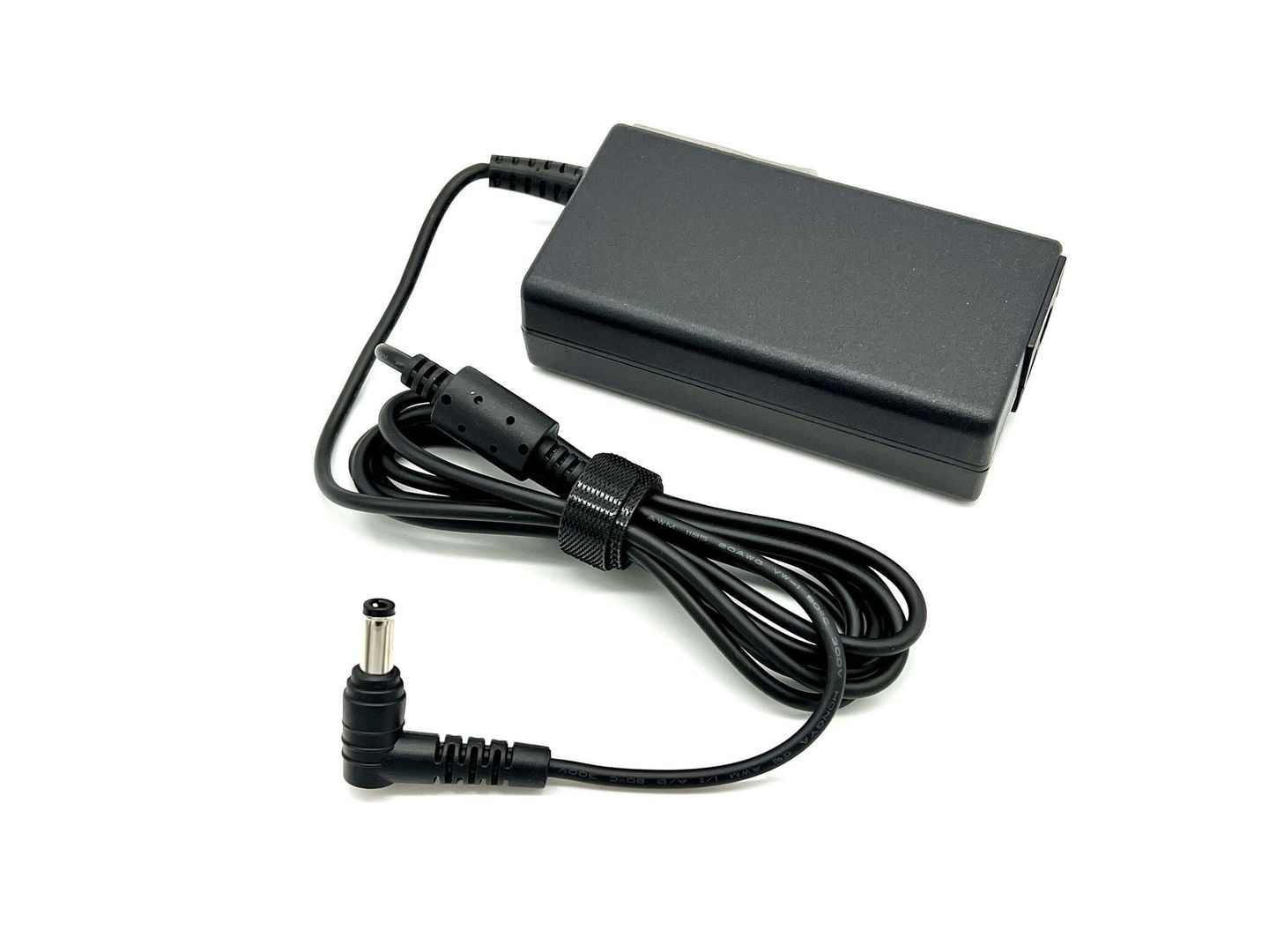 BTI 65W AC Adapter for Toshiba and Fujitsu laptops with 5.5mm x 2.5mm connector UK - Image 1