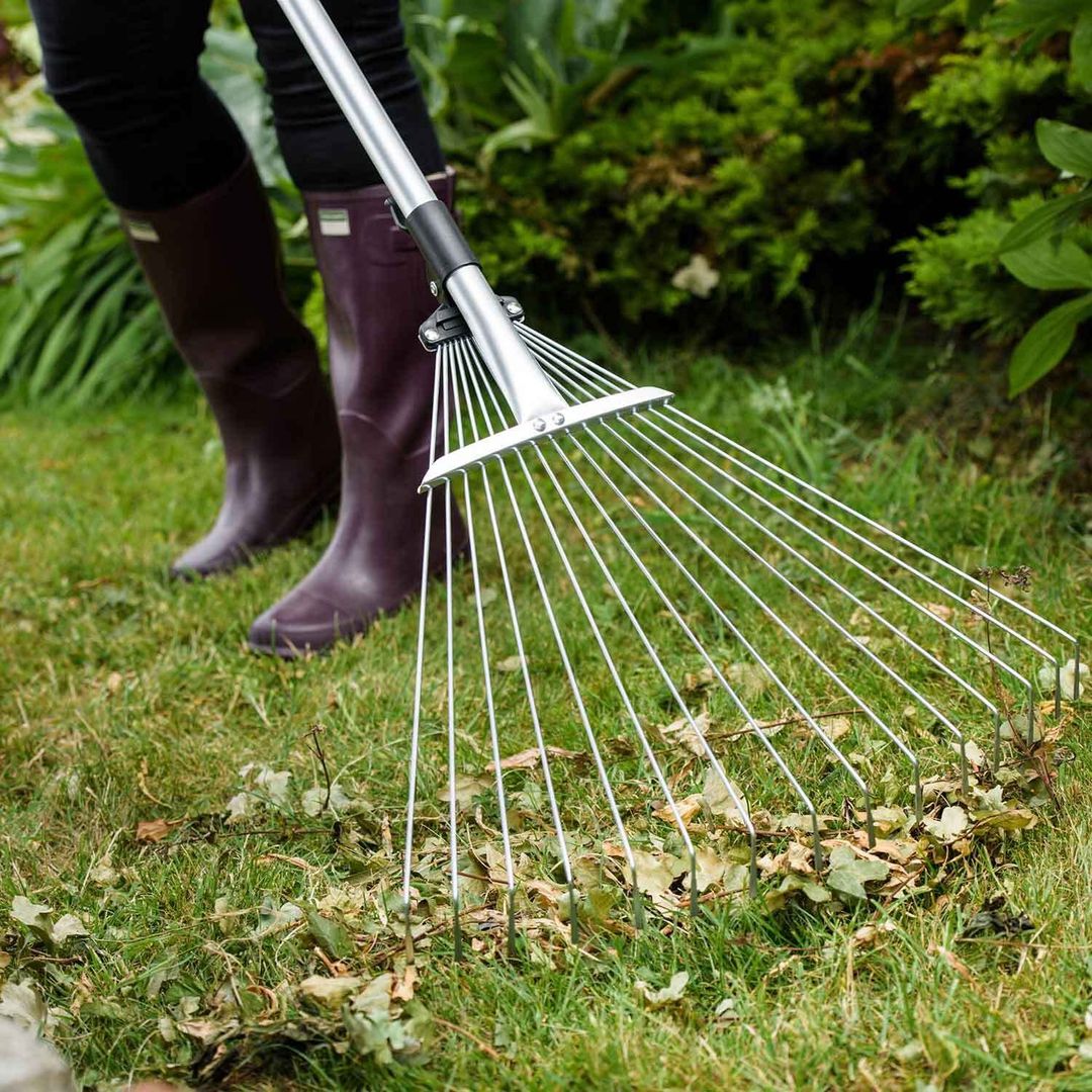 Kent & Stowe 70408014 Expanding Leaf Rake - Image 1