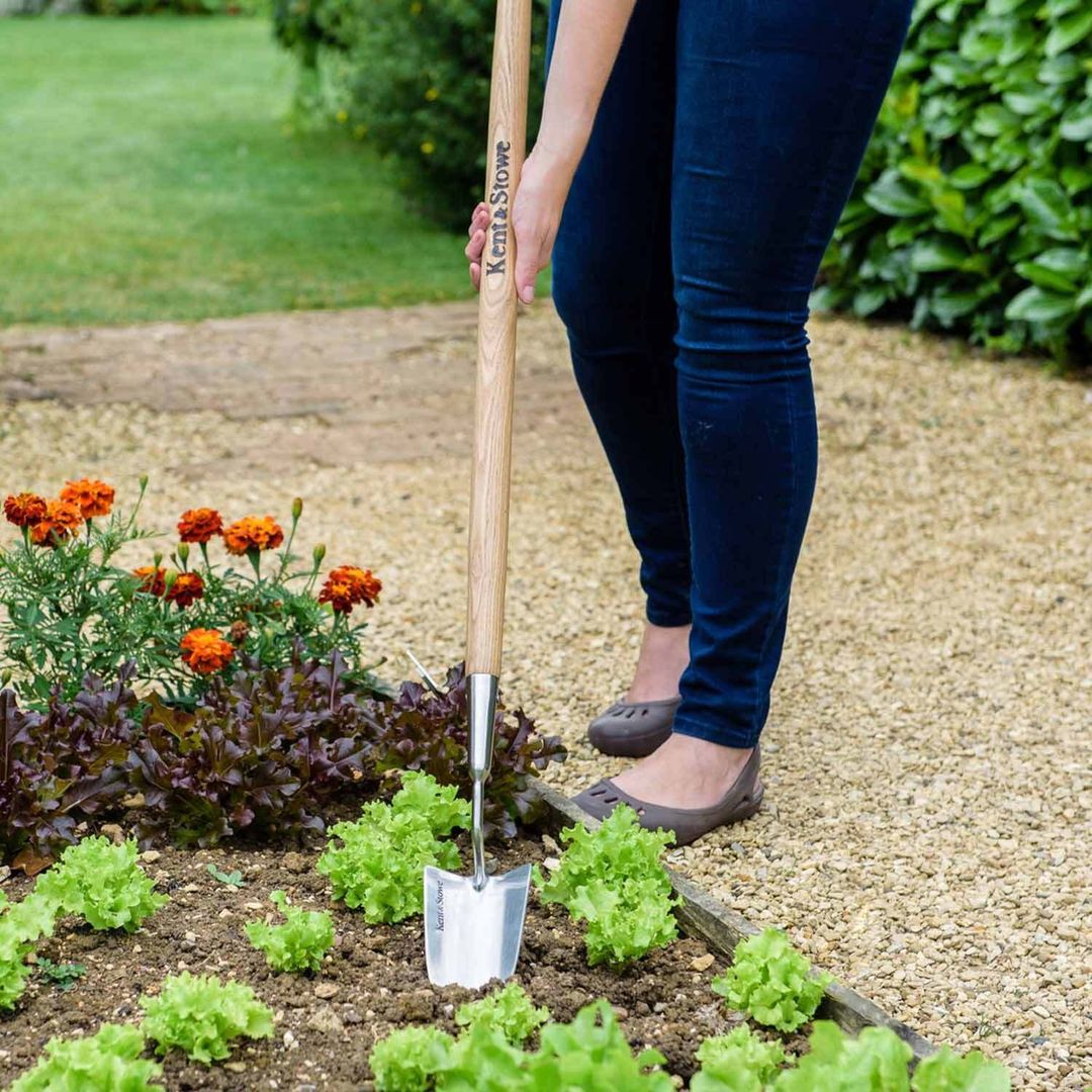 Kent & Stowe 70100027 Stainless Steel Long Handled Trowel Fsc® - Image 1