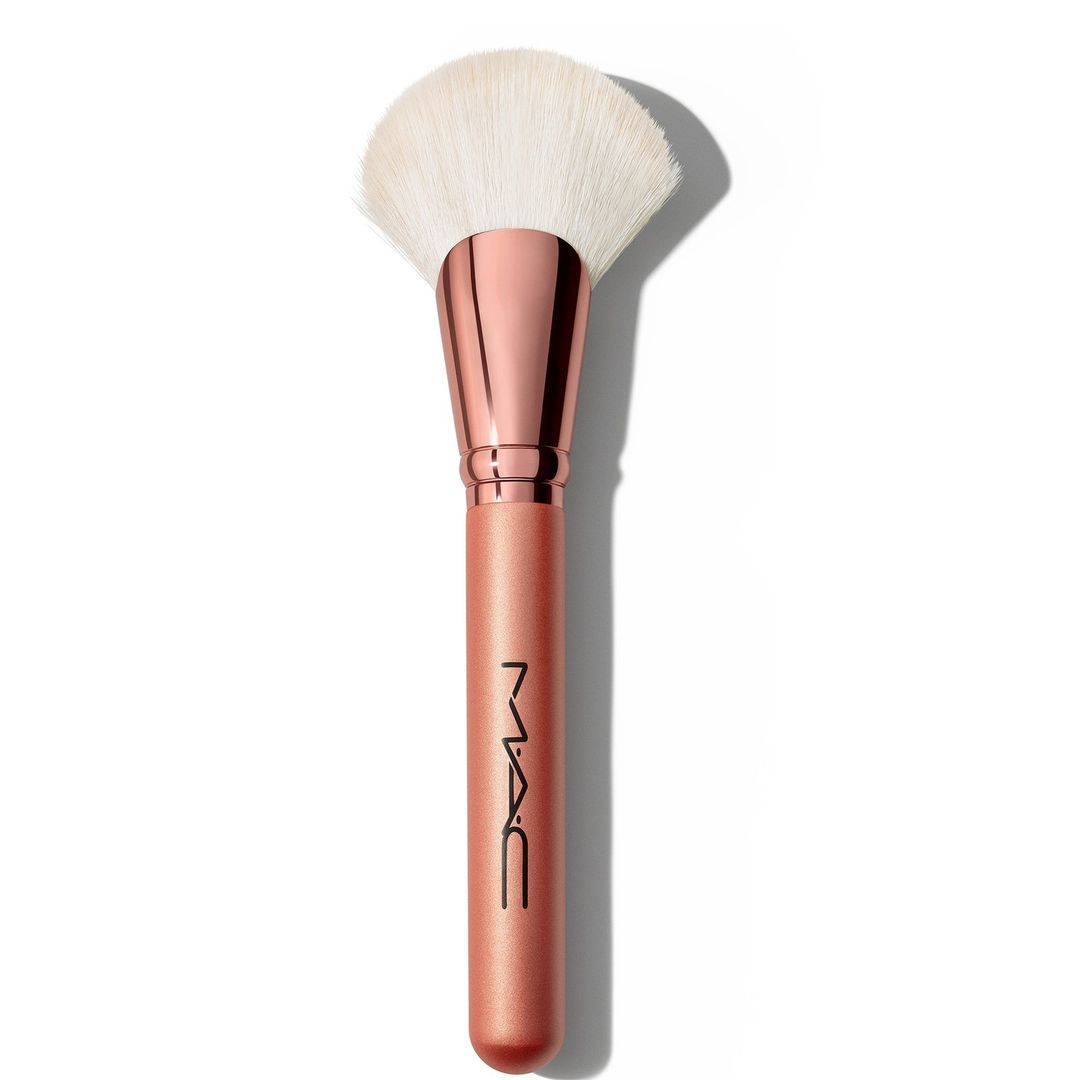 MAC 143S Bronzer Fan Brush - Image 1