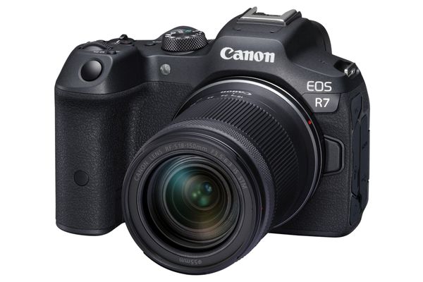 CANON EOS R7 Mirrorless Camera with RF-S 18-150 mm f/3.5-6.3 IS STM Lens, Black