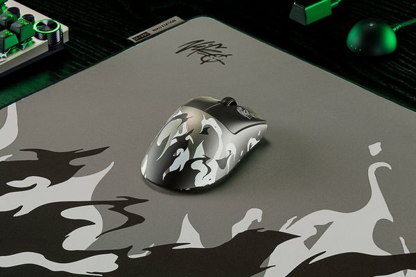 RAZER DeathAdder V4 Pro Wireless Optical Gaming Mouse - Niko Edition, Silver/Grey,Black - Thumbnail 2